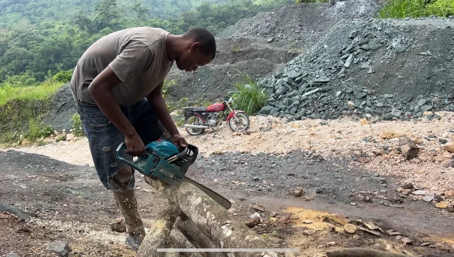 A worker inside a Larimar mining area.